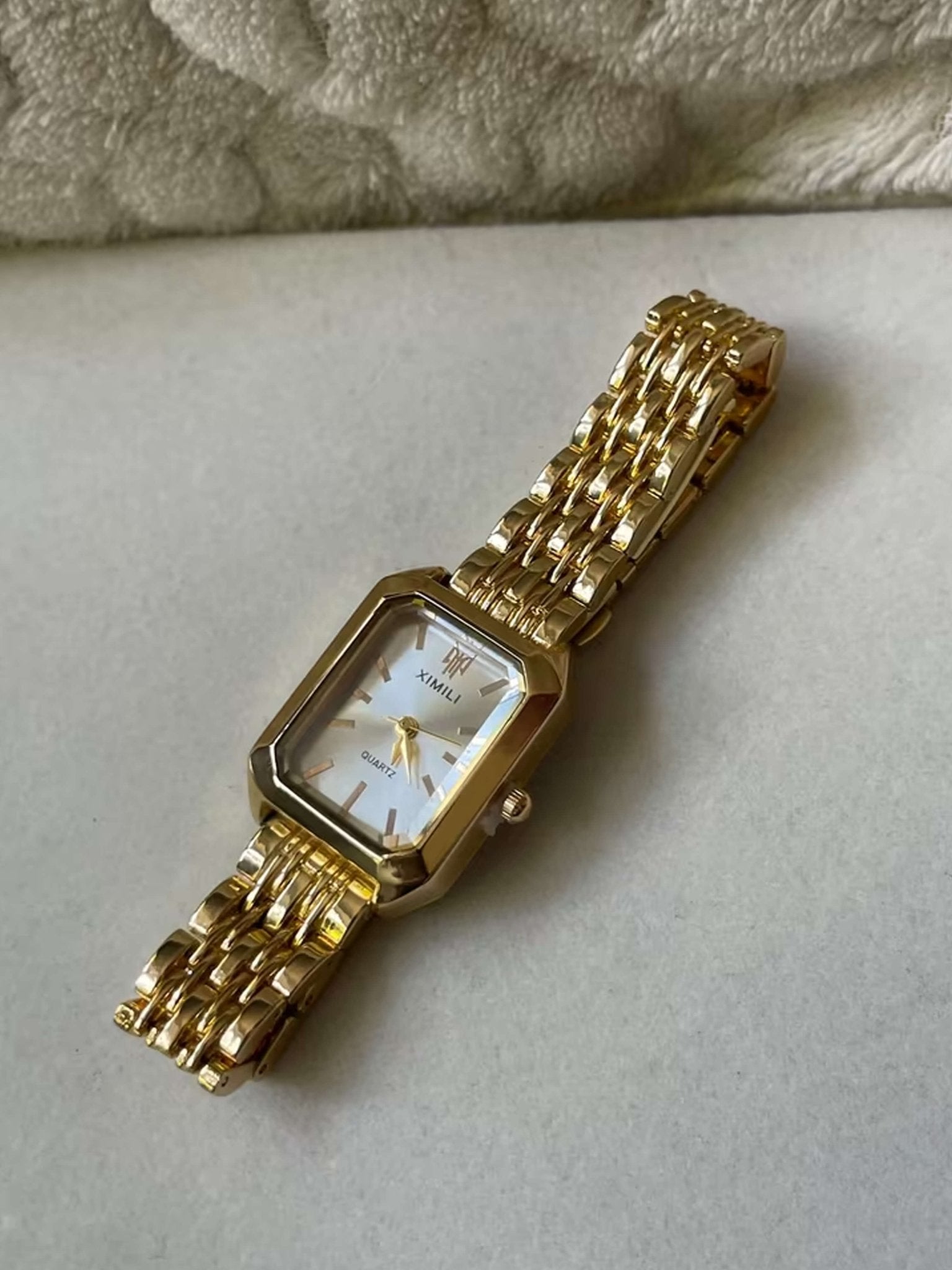 NOVA | Montre bracelet dorée pour femme – Montre élégante à cadran carré