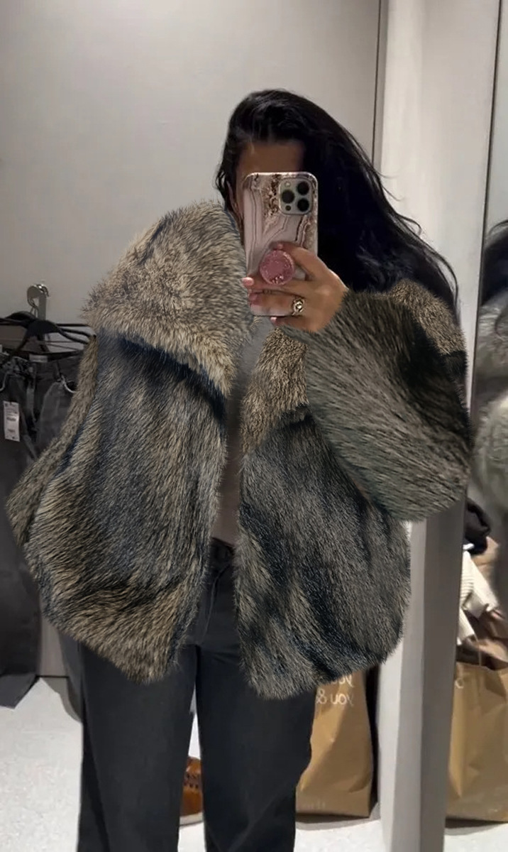 Fur Coat with Warm Short Jacket and Lapel Collar - Image 12