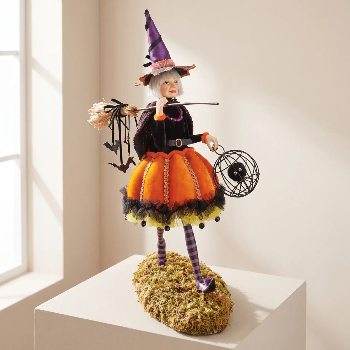 Halloween Figurine Witch With Resin Construction And Lightweight Design For Seasonal Decor - Image 1