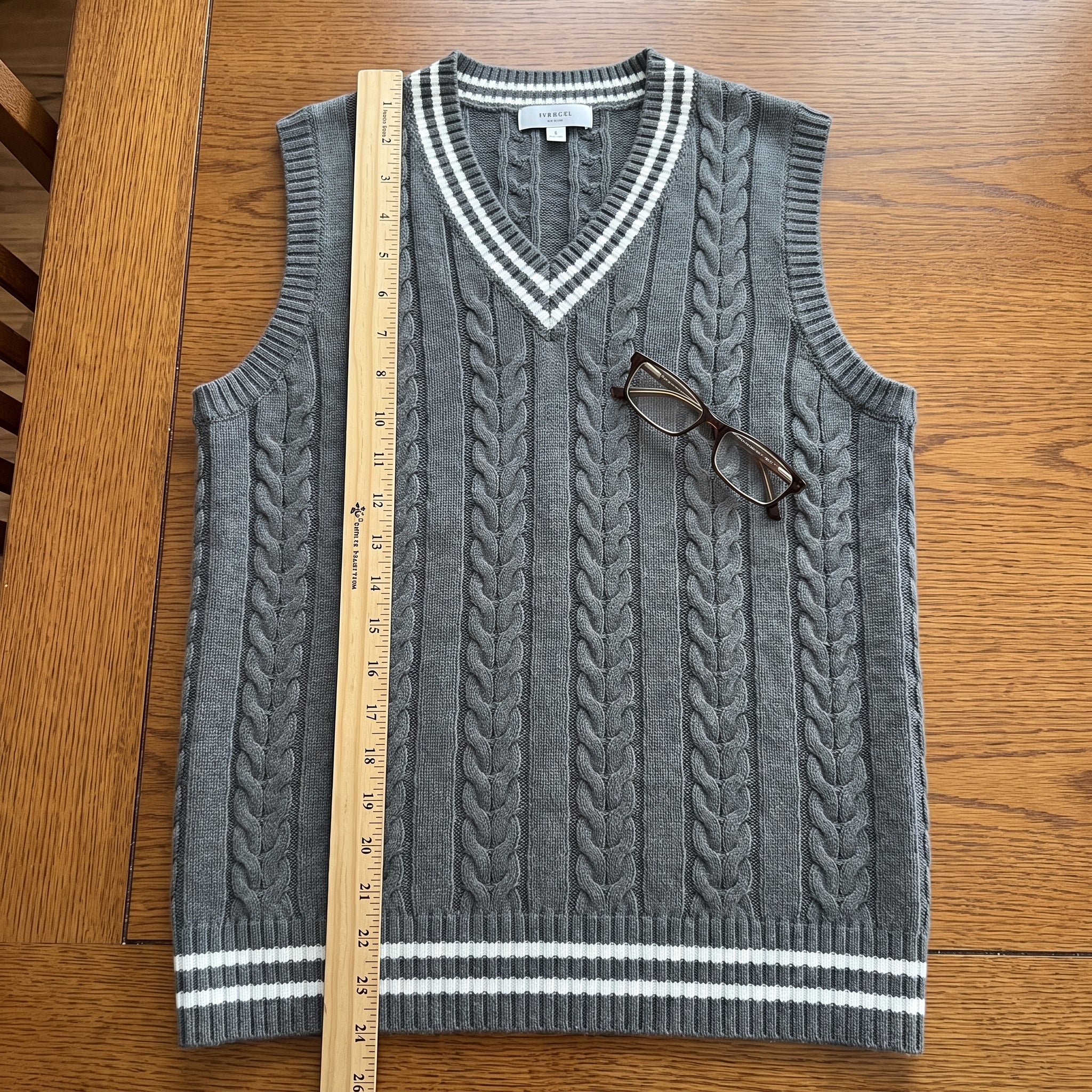 Sweater Vest Cable Knit V-Neck Sleeveless Classic Pullover Design - scale