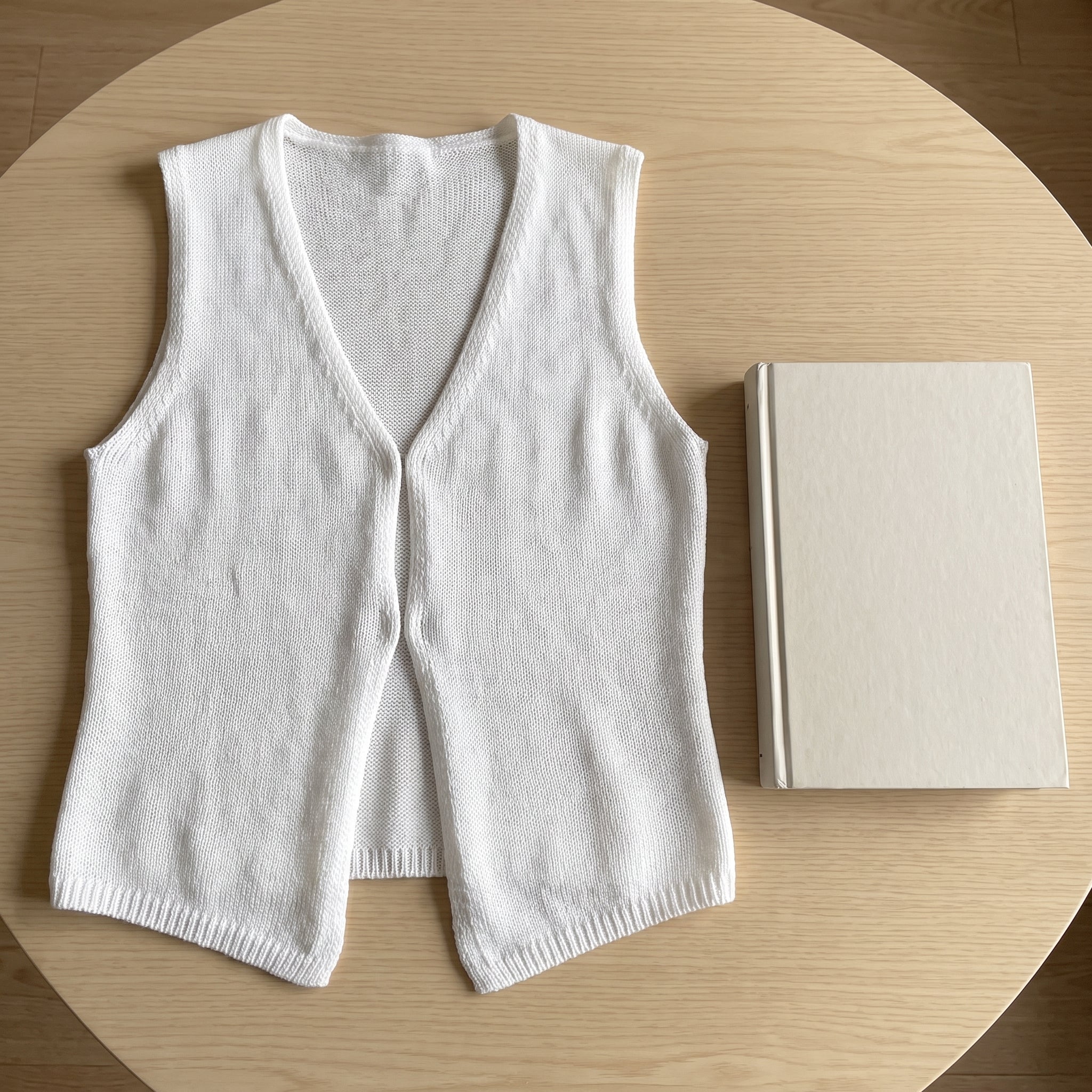 Women's Knit Vest Top With V-Neck And Closure For Fabric - scale